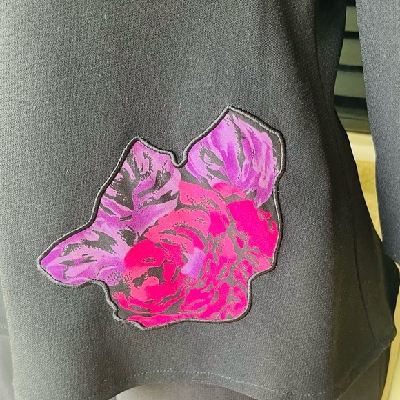 Studio I Custom Flower Appliqué Women’s Top - Picture 6 of 7